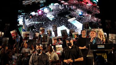 El enviado especial de Estados Unidos, Steve Witkoff, habla a la multitud de israelíes mientras el empresario estadounidense Jared Kushner y su esposa Ivanka Trump, enviados por el presidente Donald Trump, observan durante una reunión en la Plaza de los Rehenes en Tel Aviv el 11 de octubre de 2025.