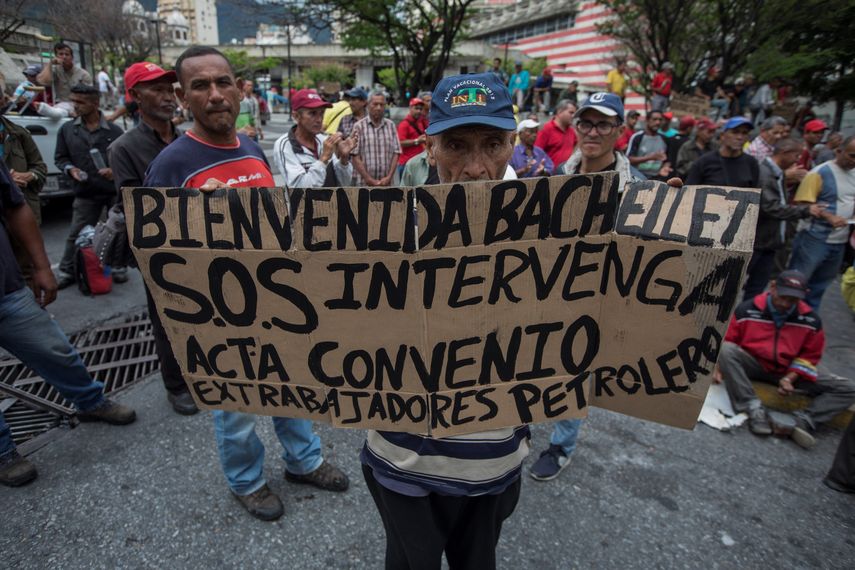Trabajadores petroleros se mantienen en protesta, exigiendo la presencia de la Alta Comisionada de las Naciones Unidas para los Derechos Humanos, Michelle&nbsp;Bachelet, a pocos metros del Palacio de Miraflores, en Caracas (Venezuela).&nbsp;