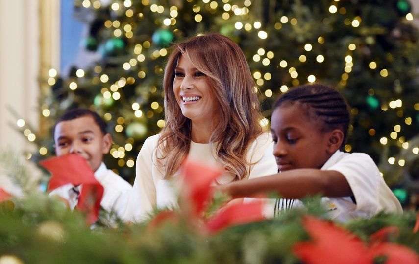 La primera dama Melania Trump junto a un grupo de niños que visitó la Casa Blanca.&nbsp;