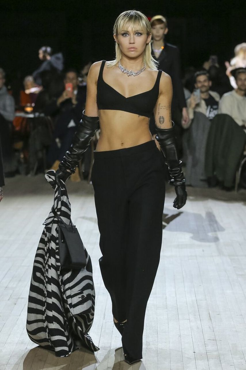 En esta foto del miércoles 12 de febrero de 2020 proporcionada por Marc Jacobs, la estrella del pop Miley Cyrus modela piezas de la colección Fall 2020 de Marc Jacobs durante la Semana de la Moda en Nueva York. La cantante ahora cuenta con un nuevo hogar en California. 
