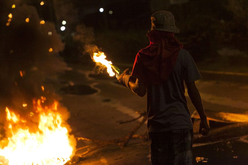 En la población de Barquisimeto, jóvenes protestaron durante la noche de este lunes.&nbsp;