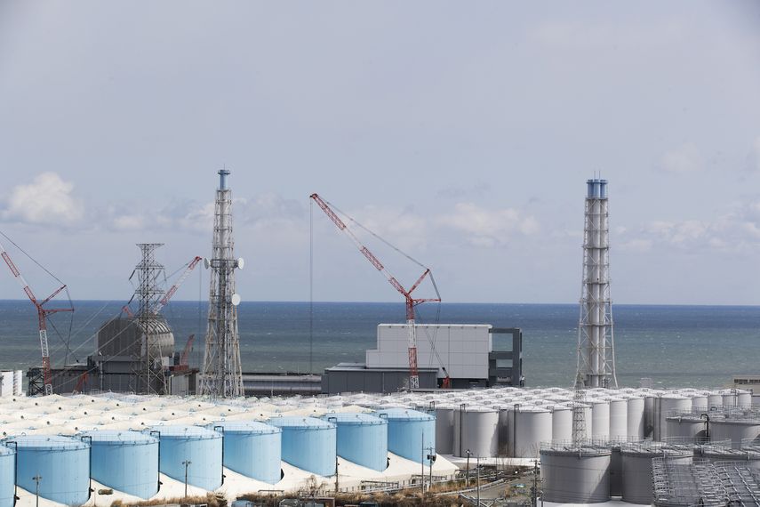 Fotografía de archivo del 27 de febrero de 2021 de la planta de energía nuclear de Fukushima Daiichi, en la ciudad de Okuma, en el noreste de Japón. Al fondo, el océano Pacífico.&nbsp;