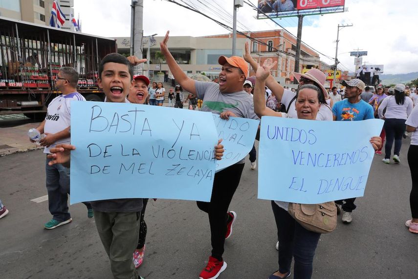 Activistas del Partido Nacional y empleados públicos marchan este sábado en la denominada Marcha por la Paz, en Tegucigalpa (Honduras).&nbsp; &nbsp;