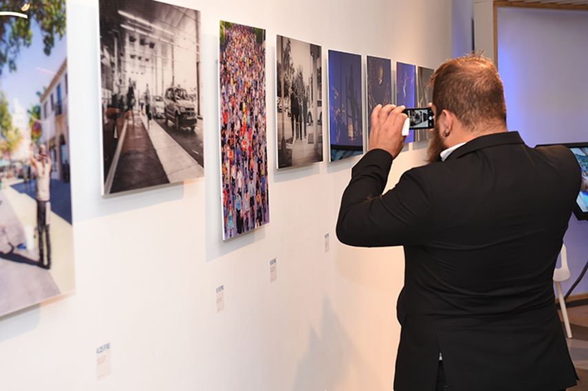 Vista parcial de las fotografías expuestas. (CORTESÍA)