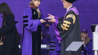 Taylor Swift recibe un doctorado honorario durante la ceremonia de graduación de la Universidad de Nueva York en el Yankee Stadium, el miércoles 18 de mayo de 2022.