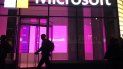 Un hombre camina frente a una oficina de Microsoft en Nueva York. Un hombre camina frente a una oficina de Microsoft en Nueva York.