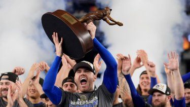 Freddie Freeman, de los Dodgers de Los Ángeles, festeja tras obtener el trofeo al Jugador Más Valioso de la Serie Mundial, luego del triunfo sobre los Yankees de Nueva York en el quinto juego, el jueves 31 de octubre de 2024&nbsp;