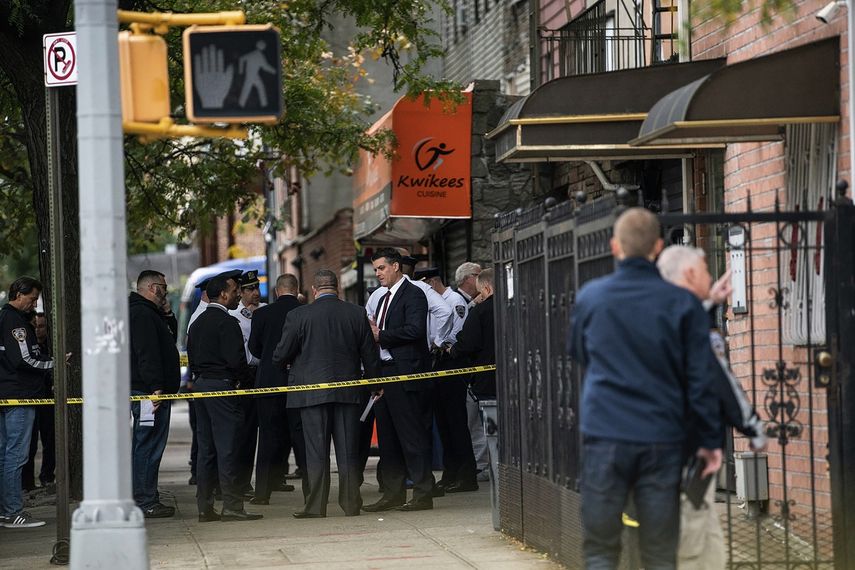 El Departamento de Polic&iacute;a de Nueva York investiga el lugar de un tiroteo en Brooklyn, Nueva York, el s&aacute;bado 12 de octubre de 2019.