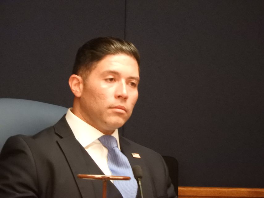 Roberto J González, comisionado del Distrito 11 de Miami-Dade. Roberto J González, comisionado del Distrito 11 de Miami-Dade.