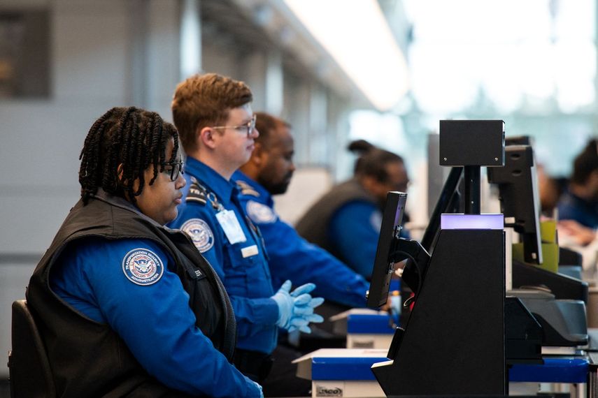 Agentes del Departamento de Seguridad del Transporte (TSA, por sus siglas en inglés) en el Aeropuerto Ronald Reagan en Arlington, Virginia.