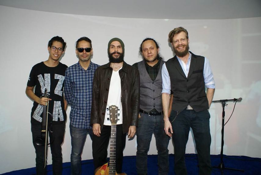 Gabriel Figueira, Rubén Gutiérrez, Armando Álvarez, Víctor Mora, Chapis Lasca y Manuel Ortiz, integrantes de la banda, no sólo plasmaron en la letra y música de la canción la nostalgia por la emigración local sino que la llevaron al audiovisual.&nbsp;&nbsp;