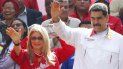 Nicolás Maduro y su esposa Cilia Flores saludan a las afueras del palacio presidencial de Miraflores, en Caracas, Venezuela.