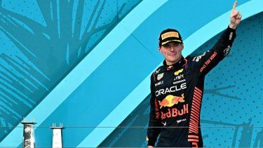 El piloto holandés de Red Bull, Max Verstappen, celebra en el podio después del Gran Premio de Fórmula 1 en Miami.