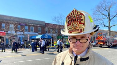El jefe de bomberos y servicios médicos de emergencia de Washington D.C., John Donnelly, en la escena del accidente ofrece declaraciones a los medios de comunicación.