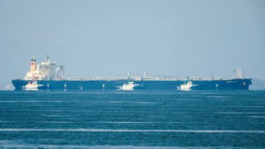 El petrolero de crudo Idemitsu Maru, propiedad de una subsidiaria de Idemitsu Kosan, navega por la bahía de Ise cerca de la ciudad de Chita en la prefectura de Aichi el 25 de mayo de 2026, después de convertirse en el primer petrolero de crudo con destino a Japón en transitar el estrecho de Ormuz desde que comenzó el conflicto en Irán.