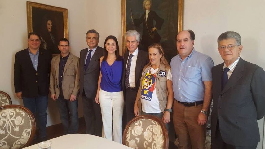 Fotografía del 29 de noviembre del 2017 cedida por la oficina de prensa de la embajada de España en Venezuela, donde se observa (i-d) al diputado de la Asamblea Nacional Luis Florido, el exgobernador del estado Miranda Henrique Capriles, el embajador de España en Venezuela Jesús Silva Fernández, la dirigente política María Corina Machado, el abogado español&nbsp;Adolfo&nbsp;Suárez&nbsp;Illana, la activista de derechos humanos Lilian Tintori, el presidente de la Asamblea Nacional Julio Borges y el diputado Henry Ramos Allup.