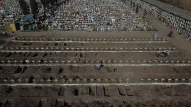 El Cementerio General de Santiago, el m&aacute;s grande de la capital,&nbsp;ha preparado&nbsp;miles de tumbas para enfrentar el aumento de decesos en Chile ante el COVID-19.&nbsp;
