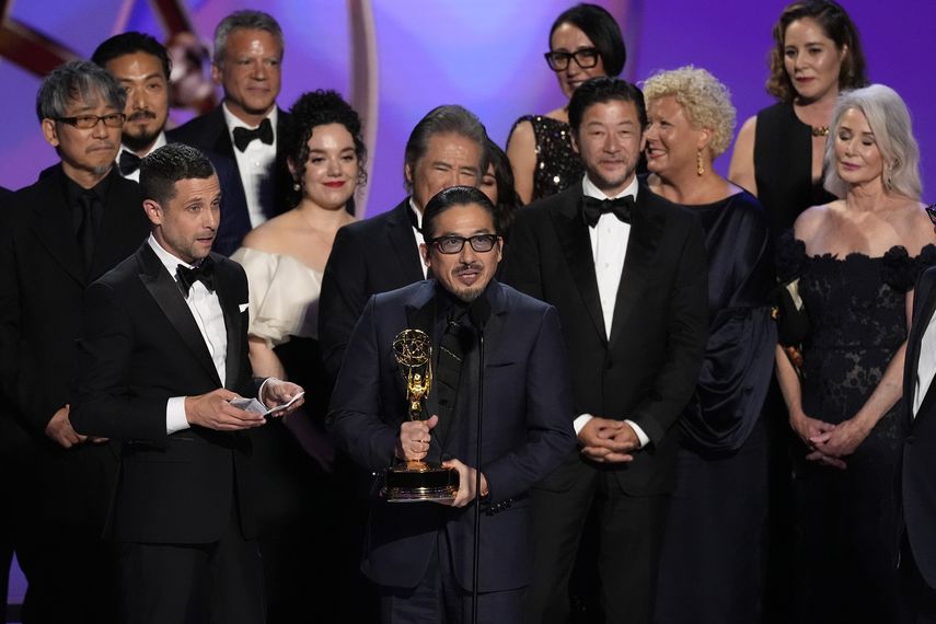 Justin Marks, centro, e Hiroyuki Sanada, centro derecha, y el equipo de “Shogun” aceptan el premio a la Mejor serie dramática en la 76 edición de los premios Emmy el domingo 15 de septiembre de 2024 en el Teatro Peacock en Los Ángeles.