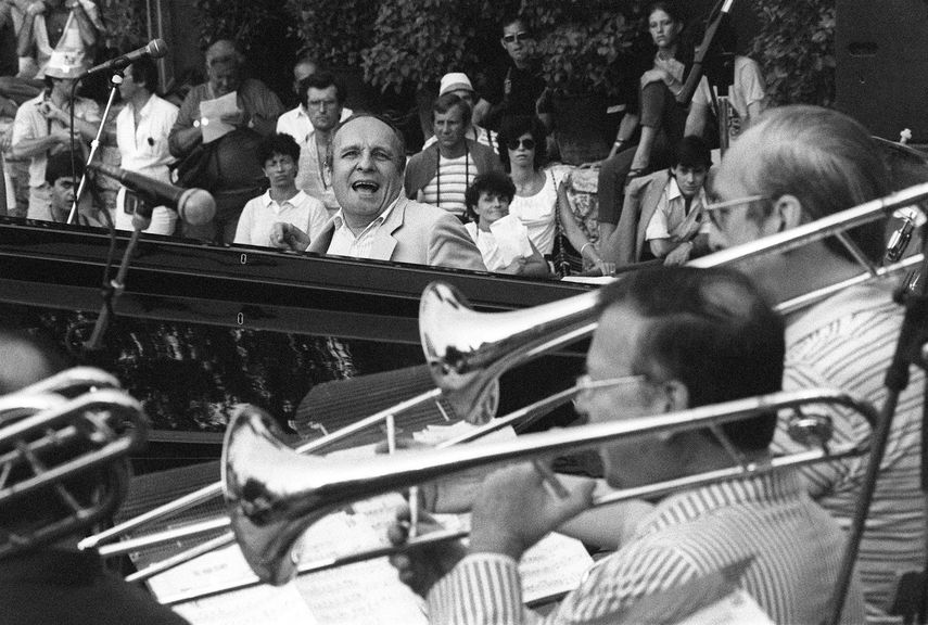 En esta foto de archivo tomada el 16 de julio de 1983, el pianista y compositor de jazz francés Claude Bolling (C) actúa con una big band durante la décima edición del festival de música Grande Parade du Jazz en Niza, sureste de Francia.&nbsp;