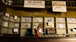Vista parcial de un local de alimentos y mercancías totalmente vacío, en La Habana, Cuba.