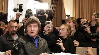 El legislador argentino y precandidato presidencial por la Alianza La Libertad Avanza, Javier Milei, emite su voto durante las elecciones primarias en un colegio electoral en Buenos Aires el 13 de agosto de 2023. &nbsp;