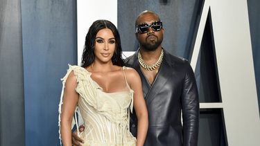 Kim Kardashian West, izquierda, y Kanye West llegan a la Vanity Fair Oscar Party en Beverly Hills, California, el 9 de febrero de 2020. Kardashian West está pidiendo al público que muestre compasión y empatía con su esposo Kanye West, quien dice que es bipolar. 
