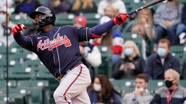 Guillermo Heredia, de los Bravos de Atlanta, conecta un cuadrangular de dos anotaciones en la primera entrada del juego ante los Cachorros de Chicago, el domingo 18 de abril de 2021, en Chicago