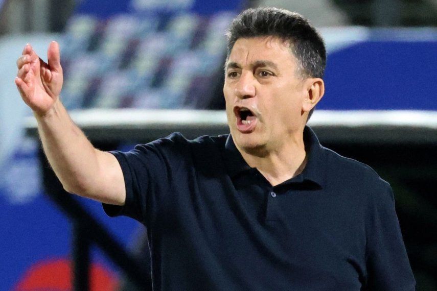 El entrenador de la selección de Irán, Amir Ghalenoei, da indicaciones a sus jugadores durante un partido, el 10 de junio de 2025.