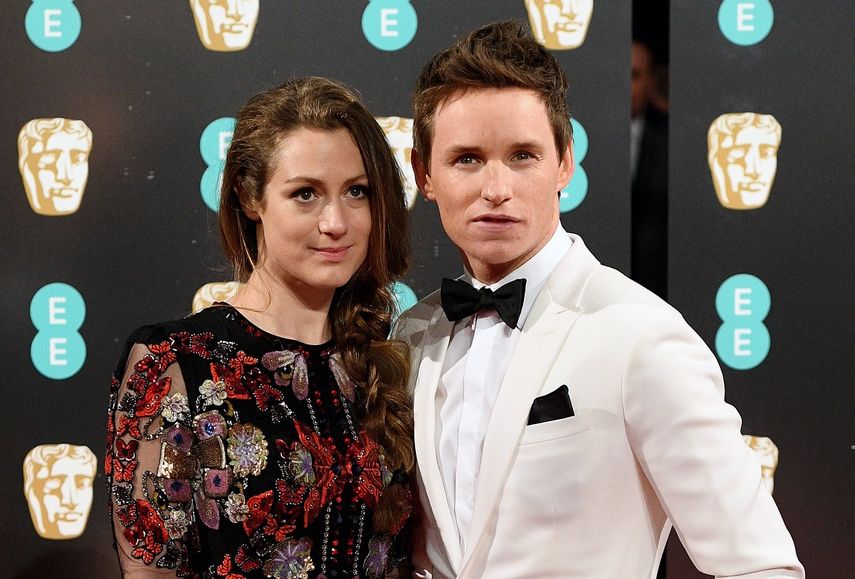 El actor británico Eddie Redmayne y su esposa Hannah Bagshawe arriban a la 70 edición de los&nbsp;British Academy Film Awards.&nbsp;
