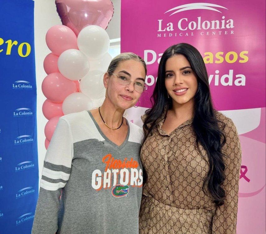 Jenisbel Acevedo junto a una de las participantes en la jornada de mamografías gratuitas en La Colonia Medical Center en Hialeah este 31 de mayo de 2024.&nbsp;