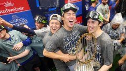 Shohei Ohtani (#17), Yoshinobu Yamamoto (#18) y Roki Sasaki (#11), de los Dodgers de Los Ángeles, celebran en el vestuario tras derrotar a los Azulejos de Toronto 5-4 en el séptimo juego y ganar la Serie Mundial de 2025 en el Rogers Center el 2 de noviembre de 2025 en Toronto, Ontario. Shohei Ohtani (#17), Yoshinobu Yamamoto (#18) y Roki Sasaki (#11), de los Dodgers de Los Ángeles, celebran en el vestuario tras derrotar a los Azulejos de Toronto 5-4 en el séptimo juego y ganar la Serie Mundial de 2025 en el Rogers Center el 2 de noviembre de 2025 en Toronto, Ontario.
