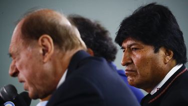 El expresidente de Bolivia, Evo Morales, escucha a su asesor legal Eugenio Zaffaroni, ex miembro de la Corte Suprema argentina, mientras dan una conferencia de prensa en Buenos Aires, donde vive Morales, el jueves 2 de enero de 2020.&nbsp;