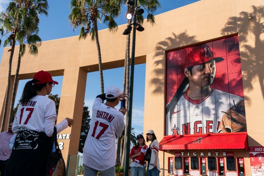Aficionados toman fotos de una enorme imagen del astro de los Angelinos de Los Ángeles, Shohei Ohtani, antes del juego contra los Rangers de Texas, el miércoles 27 de septiembre de 2023, en Anaheim, California.