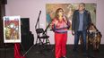 La artista Adriana Torres, autora del póster de la edición 36 del Festival Internacional de Teatro Hispano de Miami, junto a Mario Ernesto Sánchez, fundador del festival y del grupo Teatro Avante.&nbsp;