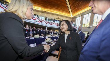La presidenta de Taiwán, Tsai Ing-wen, centro, es recibida en la Biblioteca Presidencial Ronald Reagan en Simi Valley, California, 5 de abril de 2023. En represalia, China prohibió a instituciones chinas mantener relaciones con la biblioteca.&nbsp;