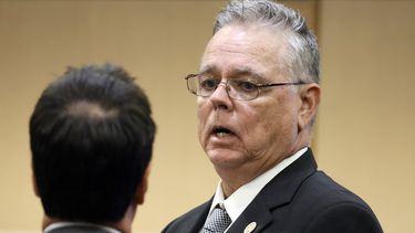 Scot Peterson, un policía que acudió al llamado de la masacre de Parkland en Florida, habla con su abogado Mark Eiglarsh en el tribunal de Fort Lauderdale, Florida.