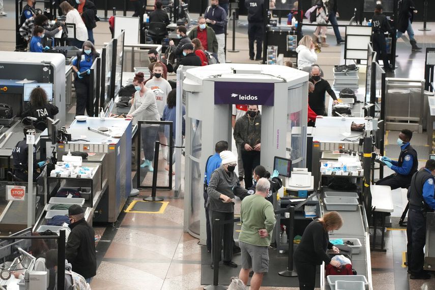 Viajeros pasan por el punto sur de revisión de seguridad de la terminal del Aeropuerto Internacional de Denver, el domingo 26 de diciembre de 2021, en Denver.&nbsp;