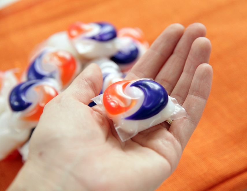 jóvenes muerden los empaques de detergente y suben a las redes sociales el video.&nbsp;