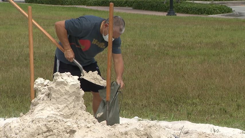 Un residente de la ciudad de Doral recoge arena para la protecci&oacute;n de su propiedad ante posibles inundaciones por el hurac&aacute;n Isa&iacute;as.