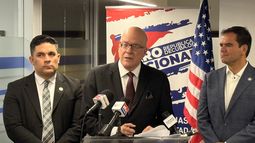 Orlando Gutiérrez-Boronat, coordinador de la Asamblea de la Resistencia Cubana en rueda de prensa junto a los comisionados de Miami, Rolando Escalona y Rafael Rosado.&nbsp;