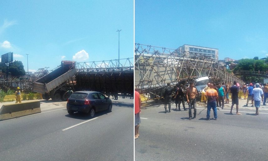 El puente peatonal se vino al piso sobre las ocho pistas de la Avenida Brasil, en Río de Janeiro.