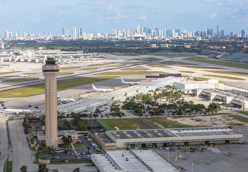 Vista parcial del Aeropuerto Internacional de Miami, con el centro de la ciudad en el fondo.