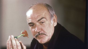 En esta foto del 23 de enero de 1987, Sean Connery sostiene una rosa mientras habla de su nueva película The Name of the Rose (El nombre de la rosa) en una conferencia de prensa en Londres. 