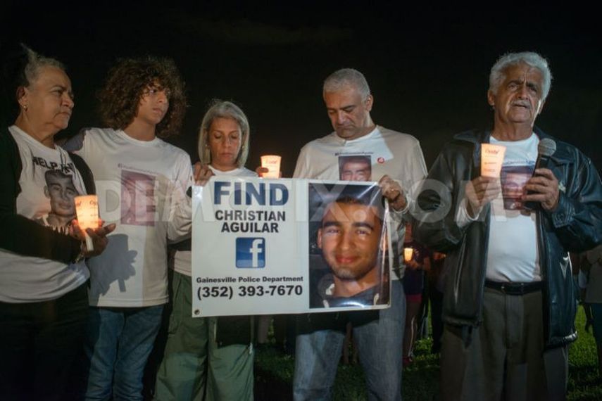 Familiares de Christian Aguilar durante una de las múltiples vigiliar para orar por la aparición del estudiante (Cortesía)