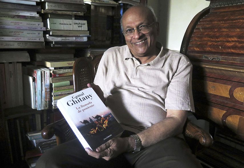 El autor muestra su cuarta obra literaria La llamada de poniente. (EFE)