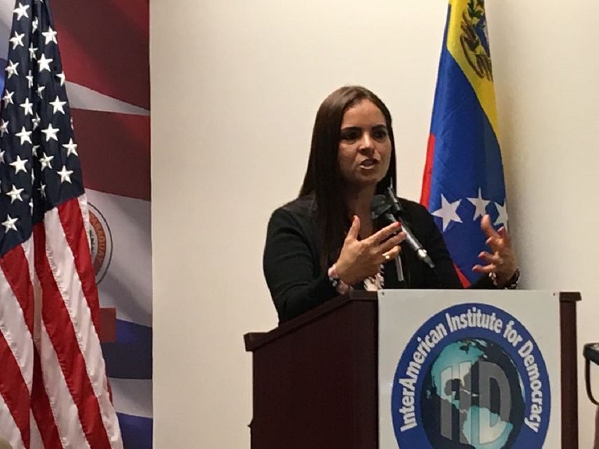 Tamara Sujú durante su exposición en foro realizado en la ciudad de Miami.&nbsp;