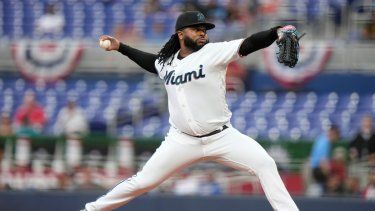 El lanzador abridor de los Marlins de Miami, Johnny Cueto, lanza durante la primera entrada de un juego de béisbol contra los Mellizos de Minnesota, el lunes 3 de abril de 2023, en Miami. 