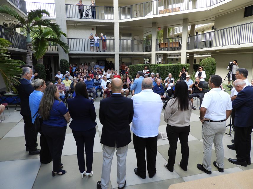 Representantes republicanos se reúnen con votantes en Hialeah.