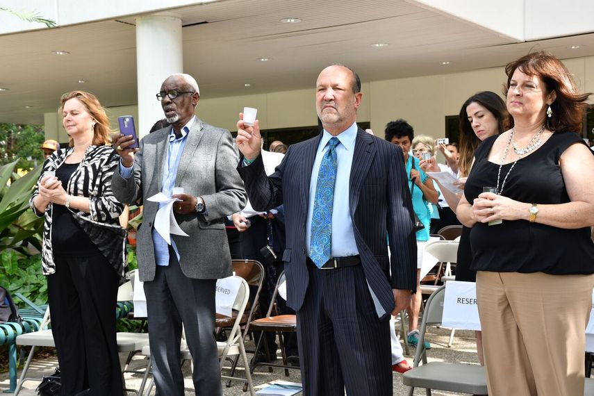 En la foto, el director del Fideicomiso para los Desamparados, Ron Book (tercerdo de izq. a der.) en el momento en que leian los nombres de los indigente muertos en 2016