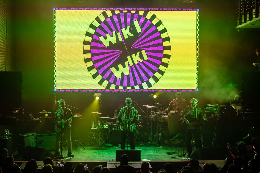 Los Amigos Invisibles presentan el tema Wiki Wiki.